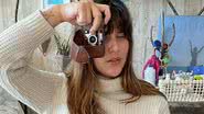 Giulia Costa posa só de blusa no espelho - Reprodução/Instagram
