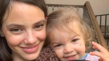 Após 1 ano e 7 meses, Laura Neiva revela estar em processo de desmame da filha: "Sem pressa, no nosso tempo" - Reprodução/Instagram