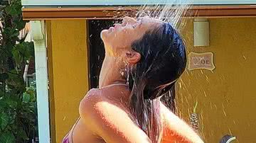 Lívia Andrade toma banho ao ar livre de biquíni - Reprodução/Instagram