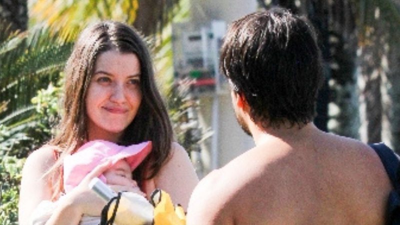 Momento raro: Nathalia Dill vai à praia com a filha e o marido e beleza da bebê chama a atenção - AgNews