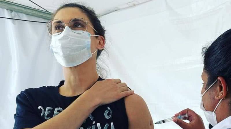 Após tomar vacina, Paola Carosella faz desabafo tocante sobre mortes por Covid-19: "Poderiam ser evitadas" - Reprodução/Instagram