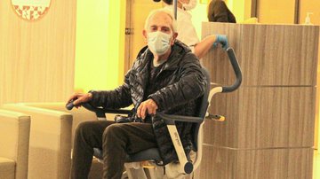 Em rara aparição, Paulo José é clicado em cadeira de rodas em hospital de referência no Rio - AgNews