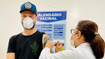 Vacinado contra Covid-19, Rodrigo Hilbert vira meme na web: "Produziu a própria vacina na cozinha de casa" - Reprodução/Twitter