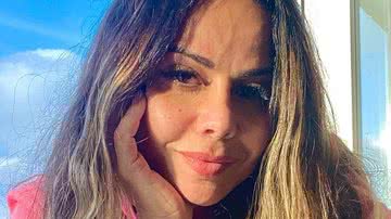 Viviane Araújo empina bumbum na janela - Reprodução/Instagram