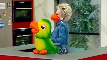 Ana Maria sela a paz com Louro Mané, surge com bico de papagaio e troca 'bicadas' - Reprodução/TV Globo
