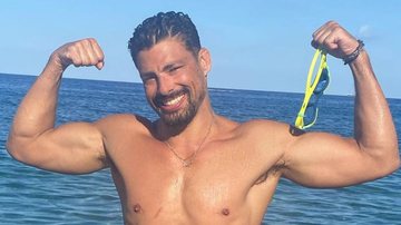 Só de bermuda, Cauã Reymond sai do mar pingando e ostenta corpo trincado: "Que calor" - Reprodução/Instagram