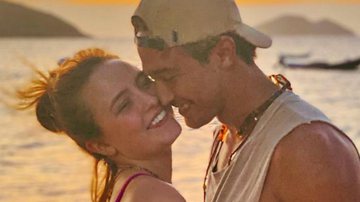 Larissa Manoela agarra namorado na praia e recebe pegada firme - Reprodução/Instagram