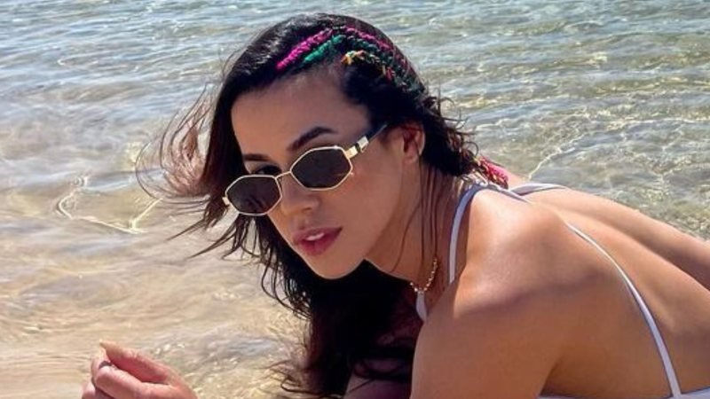 Ex-BBB Larissa Tomásia se bronzeia de bruços em maiô cavadíssimo: "Gatíssima" - Reprodução/Instagram