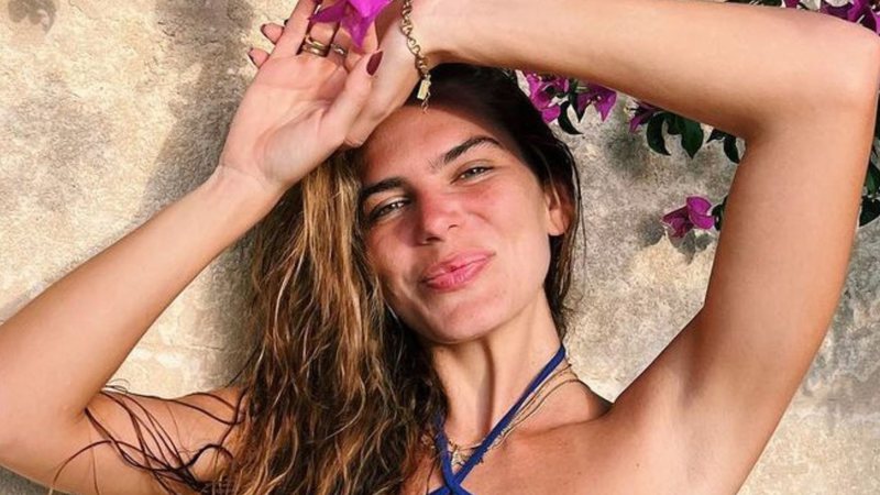 Estilosa, Mariana Goldfarb surge de top e saia mostrando pernões: "Deusa" - Reprodução/Instagram