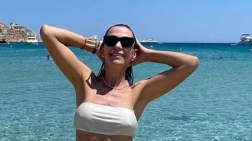 Aos 54 anos, Monica Martelli choca os fãs ao posar com biquíni branco marcando tudo: "Gostosa" - Reprodução/Instagram