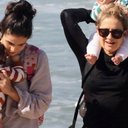 Família linda! Nanda Costa e a esposa são flagradas na praia com as filhas gêmeas - AgNews