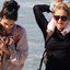 Família linda! Nanda Costa e a esposa são flagradas na praia com as filhas gêmeas