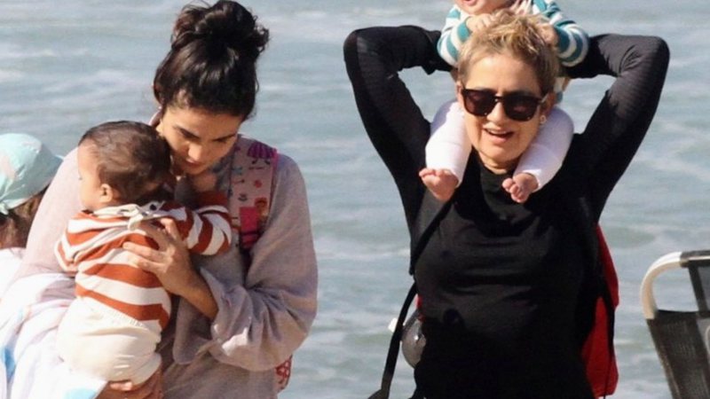 Família linda! Nanda Costa e a esposa são flagradas na praia com as filhas gêmeas - AgNews