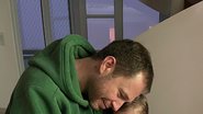 Tiago Leifert é flagrado brincando com a filha no colo em momento raro: "Te amo" - Reprodução/Instagram
