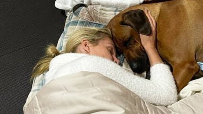 Após momento de apreensão, Ana Hickmann dorme no chão abraçado com sua cadelinha: "Criar por amor" - Reprodução/Instagram
