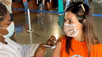 Cinco meses após se curar de câncer, Fátima Bernardes recebe vacina contra a Covid-19: "Que alegria" - Reprodução/Instagram