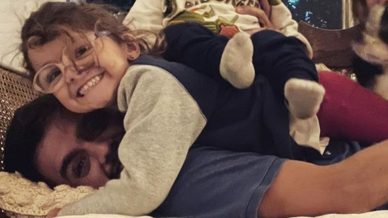 Felipe Simas aparece grudado com esposa e filhos em clique encantador: "Que família linda" - Reprodução/Instagram
