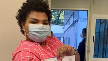 Flora Cruz, aos 18 anos, recebe vacina contra Covid-19 - Reprodução/Instagram