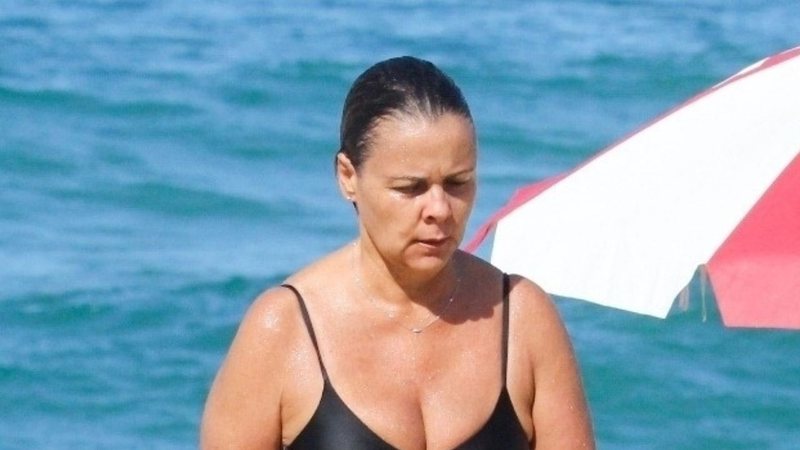 Aos 54 anos, Giulia Gam faz raríssima aparição de biquíni ao curtir praia no Rio de Janeiro - AgNews