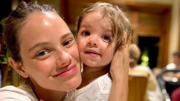 Esposa de Chay Suede, Laura Neiva estoura o fofurômetro ao mostrar filha de 1 ano no controle de seu celular - Reprodução/Instagram