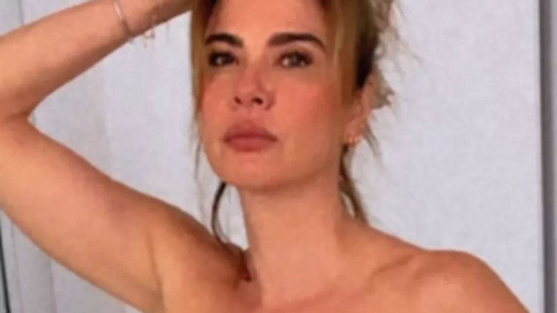 Uau! Aos 51 anos, Luciana Gimenez surge ousadíssima e posa sem nenhuma roupa no busto: "Sextou" - Reprodução/Instagram