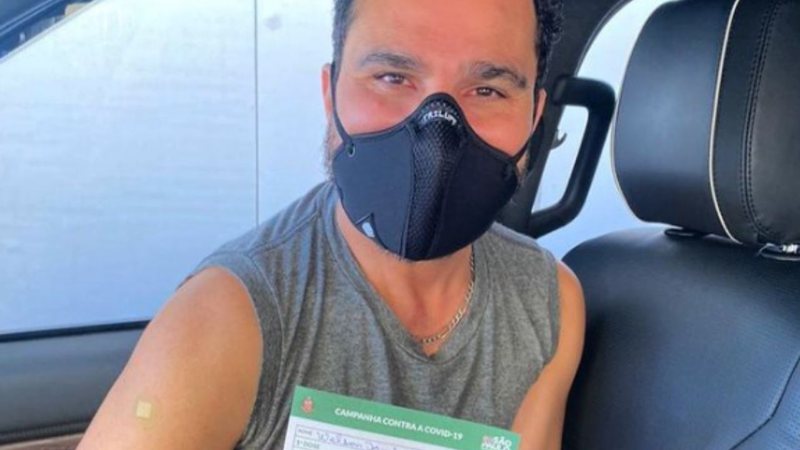 Aos 48 anos, Luciano Camargo dribla medo de agulha e é vacinado contra Covid-19: "Tomei uma agulhada sem reclamar" - Reprodução/Instagram