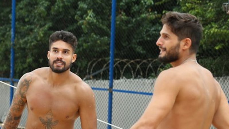 Arcrebiano Araújo e André Martinelli mostram os corpos - AgNews/Lucas Ramos