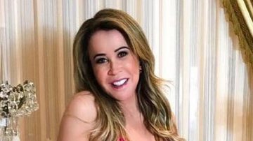 Zilu Camargo elege look extravagante e decotão ao posar em móvel luxuoso de sua mansão: "Ninguém é igual" - Reprodução/TV Globo