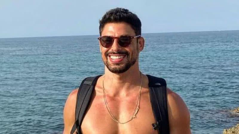 Molhado, Cauã Reymond posa sem camisa e deixa 'mala' marcar na bermuda: "Rolou zoom" - Reprodução/Instagram