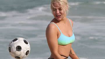 Luísa Sonza dá "bundada" em bola de futebol e atrai olhares na praia - AgNews/Dilson Silva