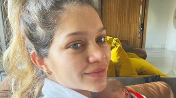 Filha do sertanejo Leandro posa com o filho recém-nascido e desabafa: "Dói" - Reprodução/Instagram