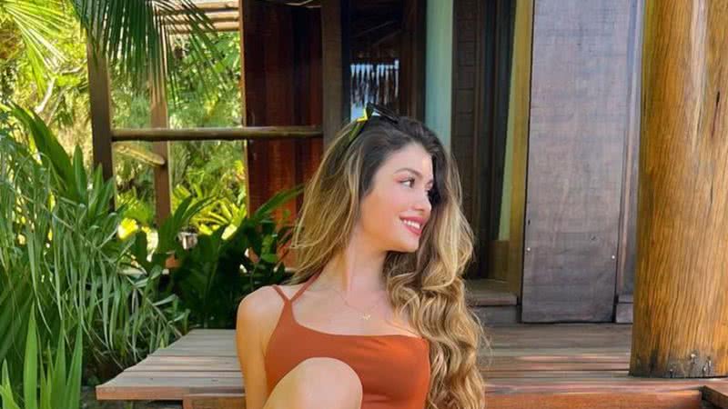 Namorada de Luan Santana posa de maiô cavado e beleza impressiona - Instagram