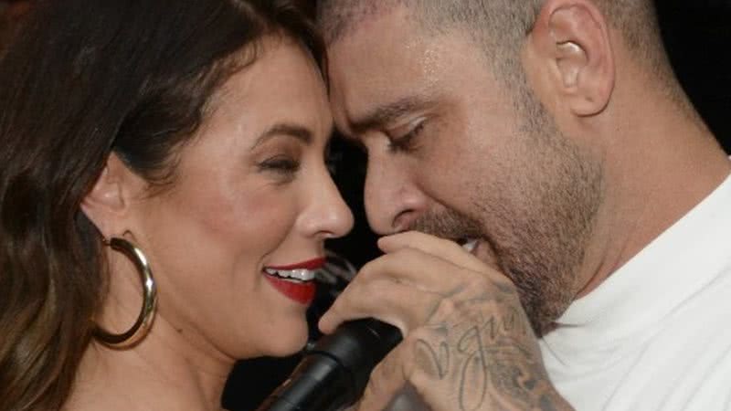 Paolla Oliveira invade show de Diogo Nogueira e casal se agarra - AgNews/Webert Belicio