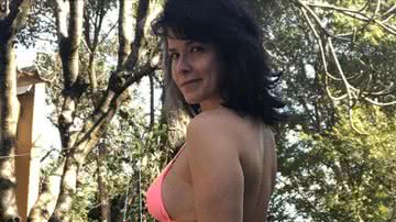 Aos 43 anos, Samara Felippo posa de biquíni e exibe corpão sem retoques - Instagram