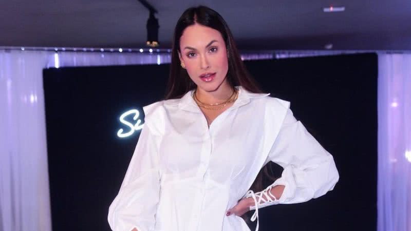 Ex-BBB Sarah Andrade arrasa com vestidinho branco e exibe pernões: "Modelo" - Reprodução/Instagram