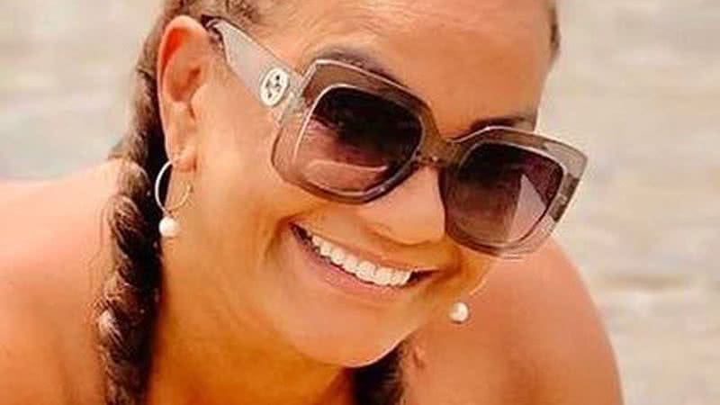 Solange Couto posa de bruços na praia e exibe corpão de biquíni - Reprodução/Instagram
