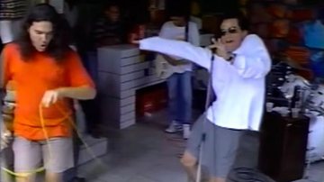 Anos 90: Wagner Moura canta e dança em vídeo da faculdade - Reprodução/ Youtube