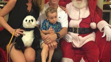 Ana Hickmann e o marido levaram o filho, Alexandre, para conhecer o Papai Noel e, claro, não perderam a oportunidade de curtir a companhia do bom velhinho! - Reprodução/Instagram