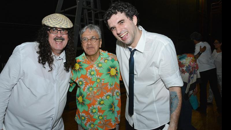Moraes Moreira e seu filho, Davi, abraçam Caetano Veloso em show em Salvador - Edgard Souza/Divulgação