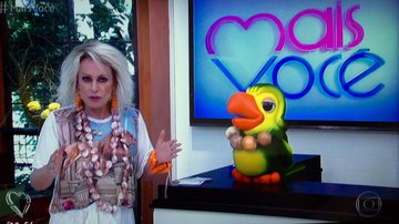 Ana Maria Braga critica o preço dos legumes com colar de alho e brincos de cenoura - Reprodução/TV Globo