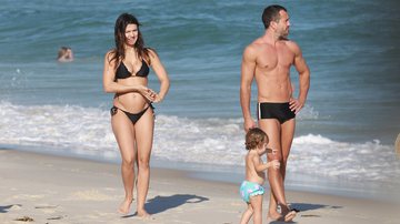 Malvino Salvador curte praia com a mulher grávida e a filha Ayra - Dilson Silva/AgNews