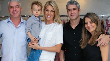 Ana Hickmann com o marido, Alexandre, o filho, Alexandre Jr., e o casal de cunhados Gustavo e Giovana - Manuela Scarpa/Brasil News