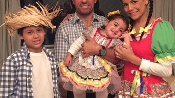 Nívea Stelmann posa com os filhos e o marido em clima de festa junina - Reprodução Instagram