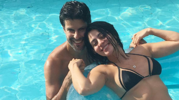 Carol Castro curte relax na piscina ao lado do namorado, Felipe Prazeres - Reprodução Instagram