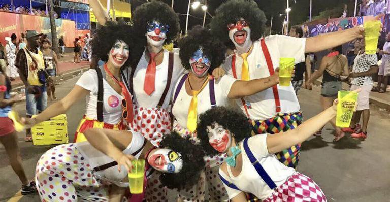 Fantasiada de palhaço, Ivete Sangalo pula carnaval no meio da multidão - Brazil News