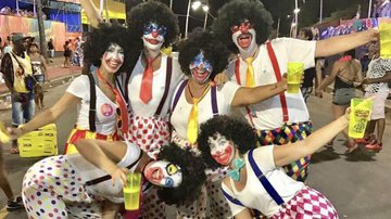 Fantasiada de palhaço, Ivete Sangalo pula carnaval no meio da multidão - Brazil News