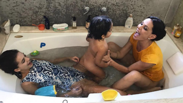 Carolina Ferraz se diverte na banheira com as filhas, Valentina e Isabel - Reprodução Instagram