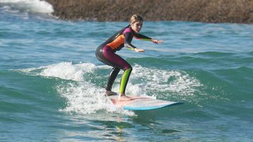 Isabella Santoni demonstra habilidade em aula de surfe no Rio de Janeiro - Dilson Silva/Agnews