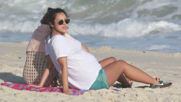 Yanna Lavigne curte dia de praia ao lado da mãe - Dilson Silva