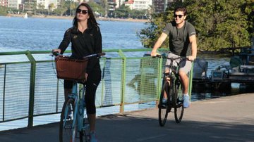 Camila Queiroz e Klebber Toledo pedalam juntos no Rio de Janeiro - AgNews